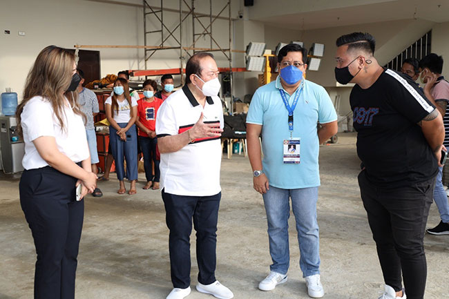 Globe volunteers turn over relief packs.