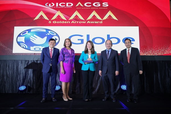 Atty. Marisalve Ciocson-Co receives the 5 Golden Arrow Award for Globe.