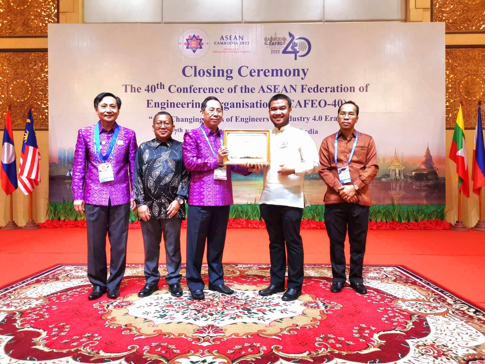 Gerhard Tan receives the ASEAN Outstanding Young Engineers Award 2022