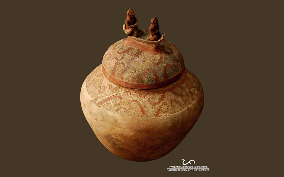 Photo of the Manunggul jar, a National Cultural Treasure, an earthenware jar containing the bones of the deceased.
