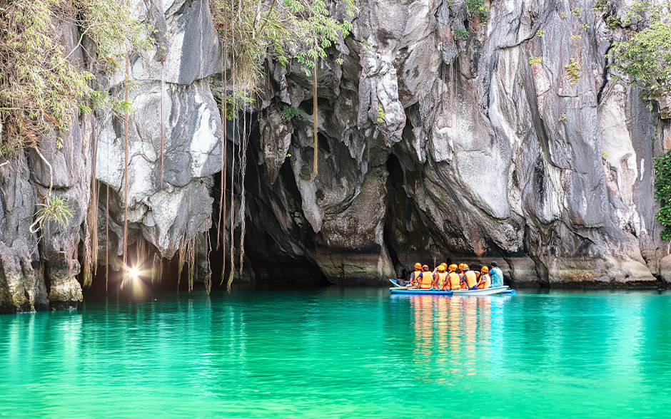 Group of tourists about to explore Puerto Princesa's underground river.