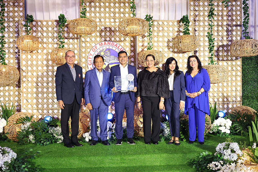 m360 executives receive the Top 10 Corporate Taxpayer award from Mandaluyong City officials.