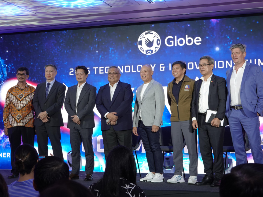 Industry leaders stand on stage during INNOVANIA 2025.