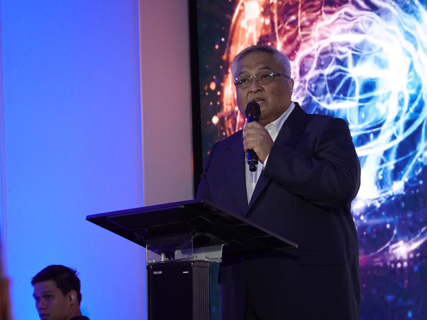 Globe President and CEO Carl Cruz delivers a keynote speech during INNOVANIA 2025.