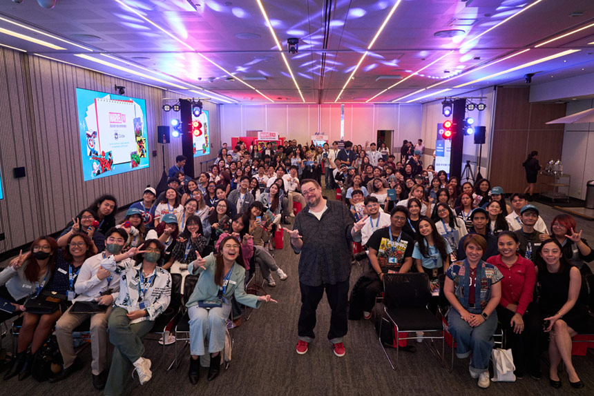 Marvel Comics Editor-in-Chief C.B. Cebulski poses for a group photo with students at the Globe MARVEL U event.