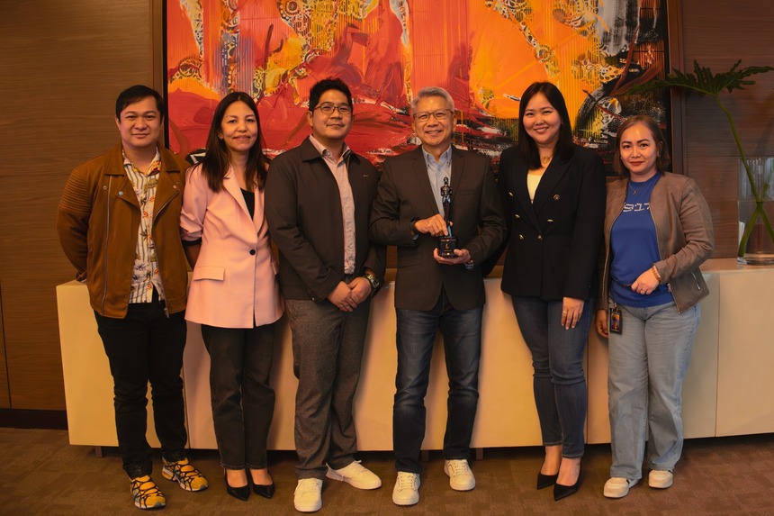 Globe HR leaders holding the 5th HR Asia Best Companies to Work For Awards 2025 trophy.