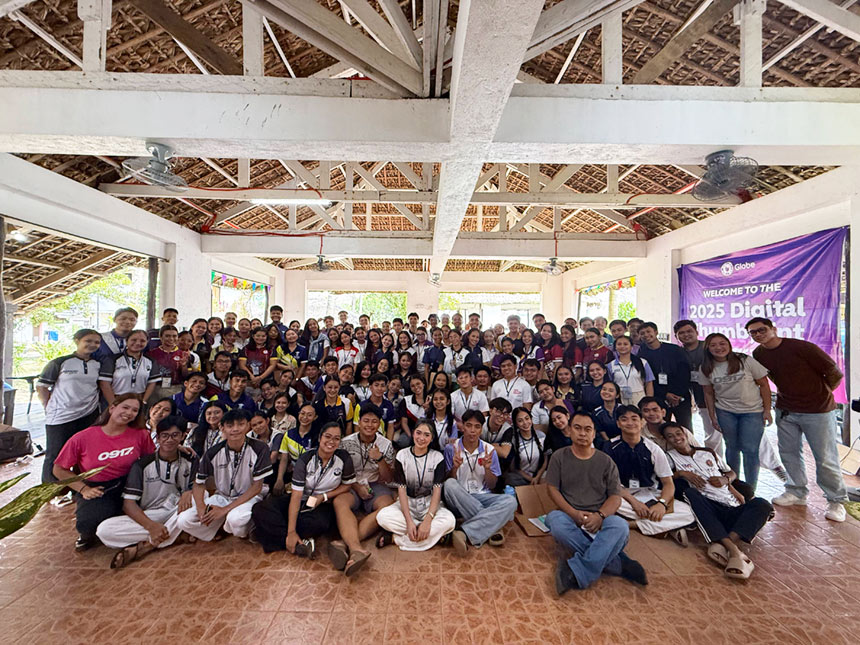 Students pose for a group photo at the Globe 2025 Digital Thumbprint Program event.