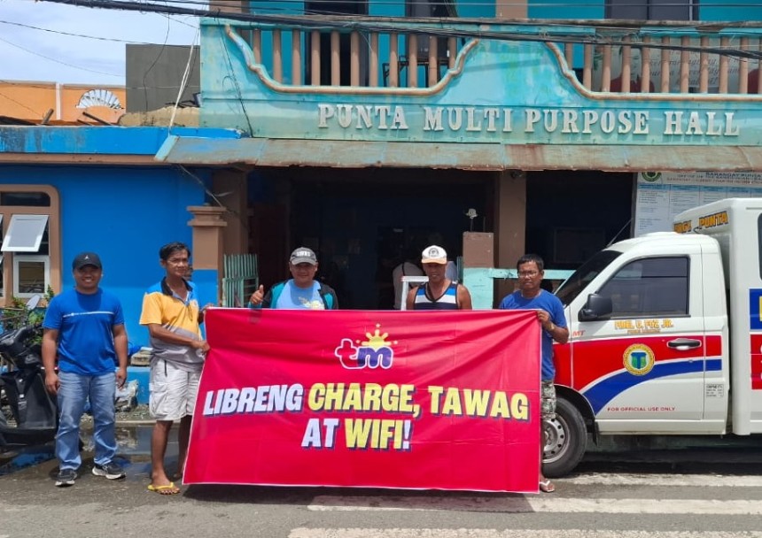 HLocal residents hold up Globeâs "Libreng Charge, Tawag at WiFi" banner.