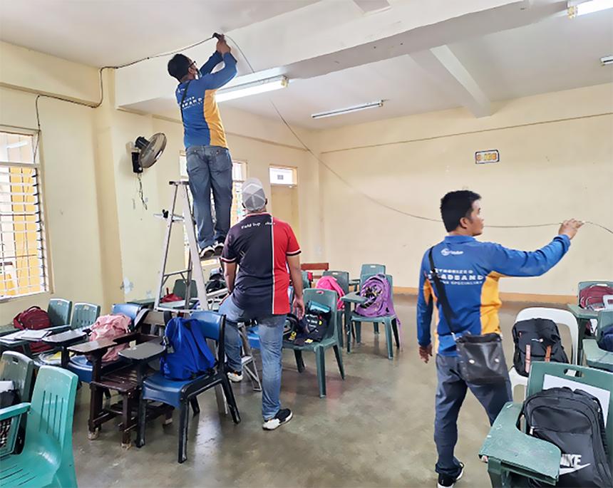 Globe crew installs FTTR at Balingasa High School, Quezon City