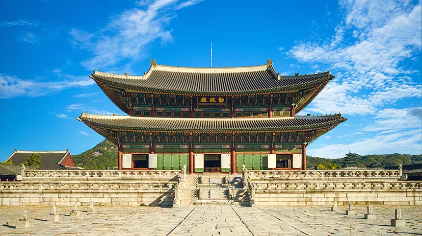 Sun casts golden light across Geunjeongjeonâs courtyard.