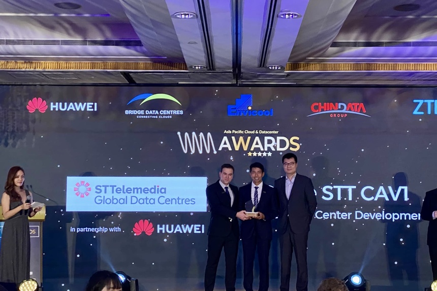 Carlo Malanareceives the Outstanding Project Implementation Award.