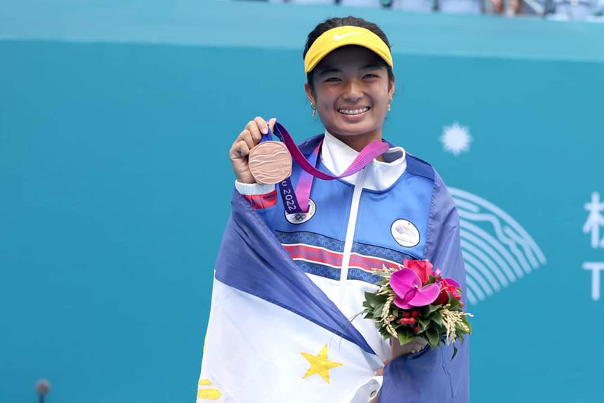 Alex Eala holding Bronze medal.