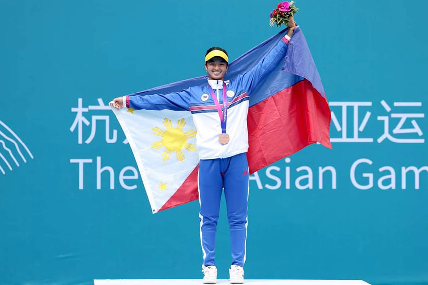 Alex Eala holding the Philippine flag.