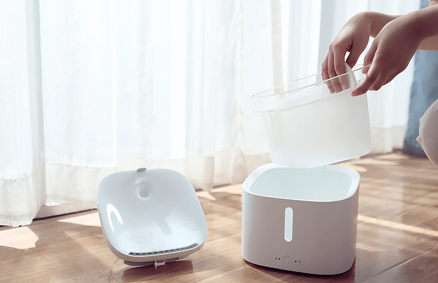 A fur parent cleaning the filter of the Xiaomi Smart Pet Water Fountain.