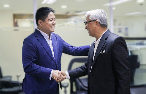 Cholo Tagaysay shake hands with Rico Bautista.