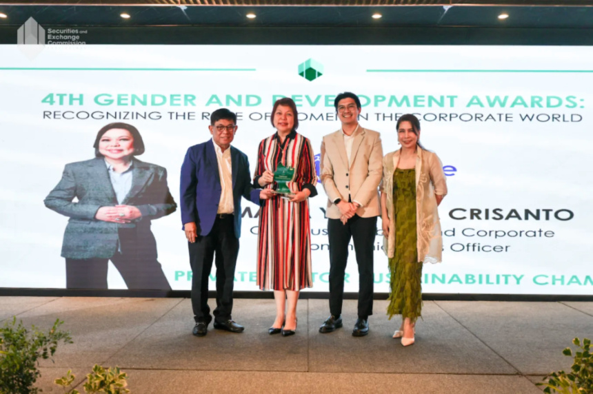 Globe CSCCO Yoly Crisanto receives the 2025 Private Sector Sustainability Champion Award from the SEC during the 4th Gender and Development Awards.