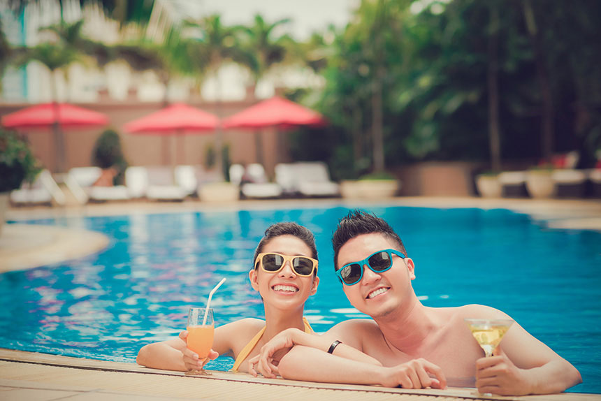Asian couple spend Valentineâs Day at the pool.