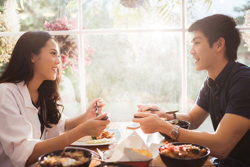 Asian couple date at a restaurant.
