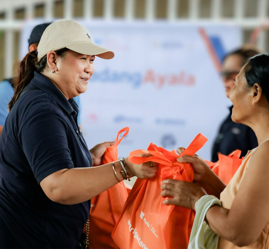 Distribution of care packages to residents of Brgy. Villahermosa, Tabuelan, Cebu.
