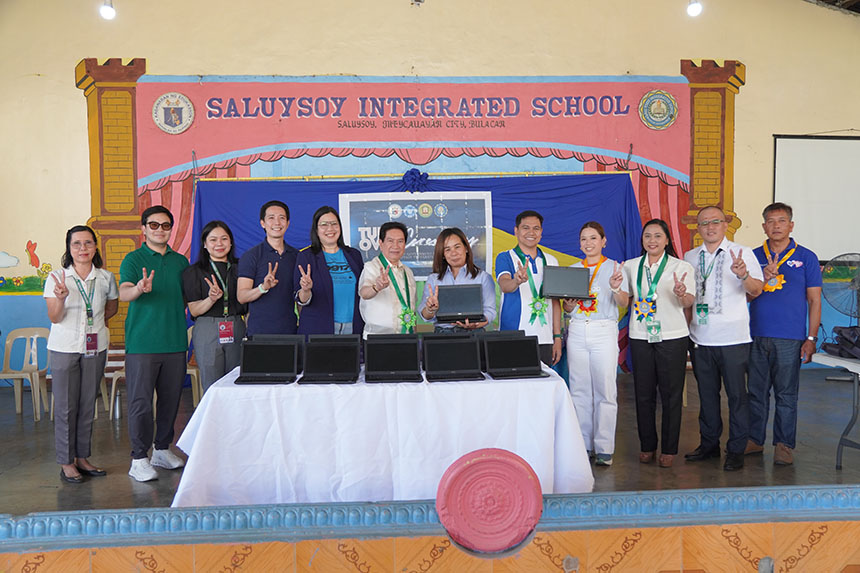 Globe turned over 25 laptops to students of Saluysoy Integrated School (SIS).