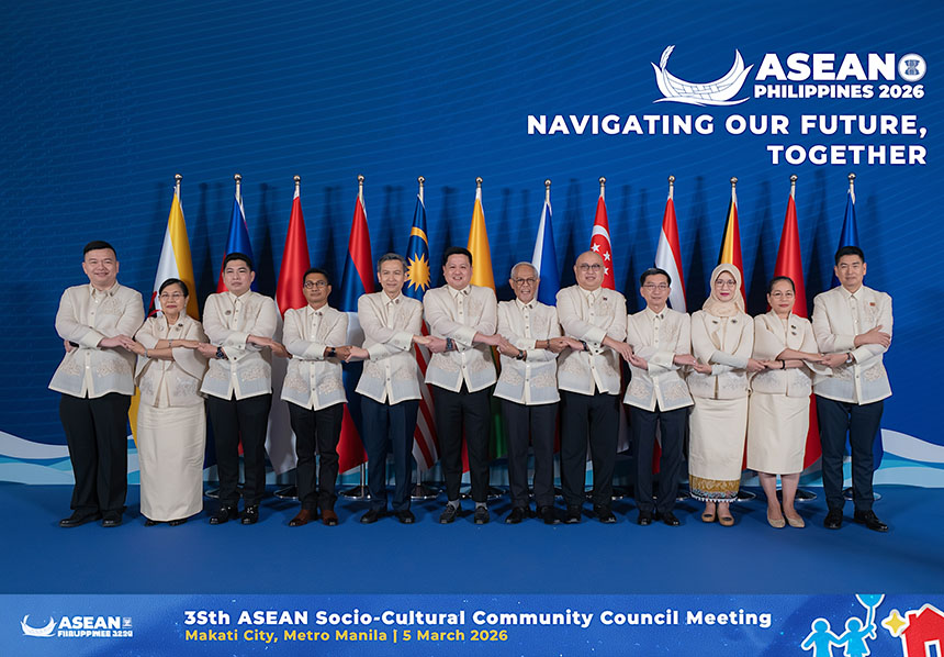 World leaders pose together in the signature âASEAN Handshake.â
