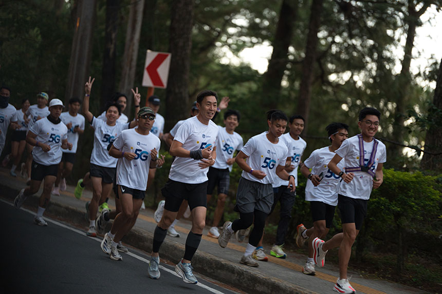 5G HyperMove âRun & Snapâ participants running, wearing Globe 5G shirts.