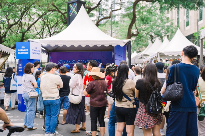 Art enthusiasts and Globe subscribers line up at the Globe Experience Booth.