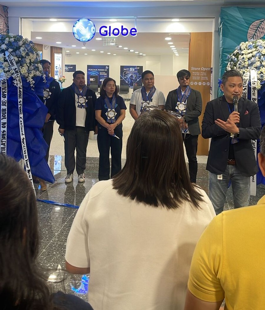 Globe executives and staff gather for the ribbon-cutting ceremony of the new Globe Store in SM City Cebu.