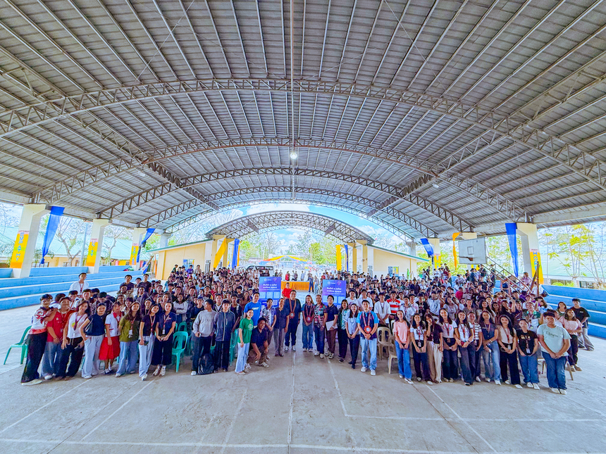 Cagayan State University students in Globeâs Digital Thumbprint Program workshop.