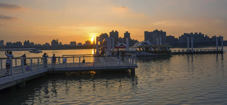 Sunset view of Tamsui River from Dadaocheng Pier.