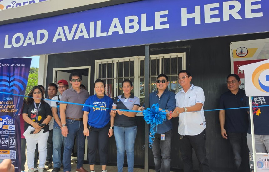 The Globe team, led by Territory Business Head Jil de Castro, together with Active Asia Inc. General Manager Dominic Bagavaldo, Emviem Owner Maribel Mallari, and Mahabang Parang barangay captain Melencio Villangca at the new hub in Angono.