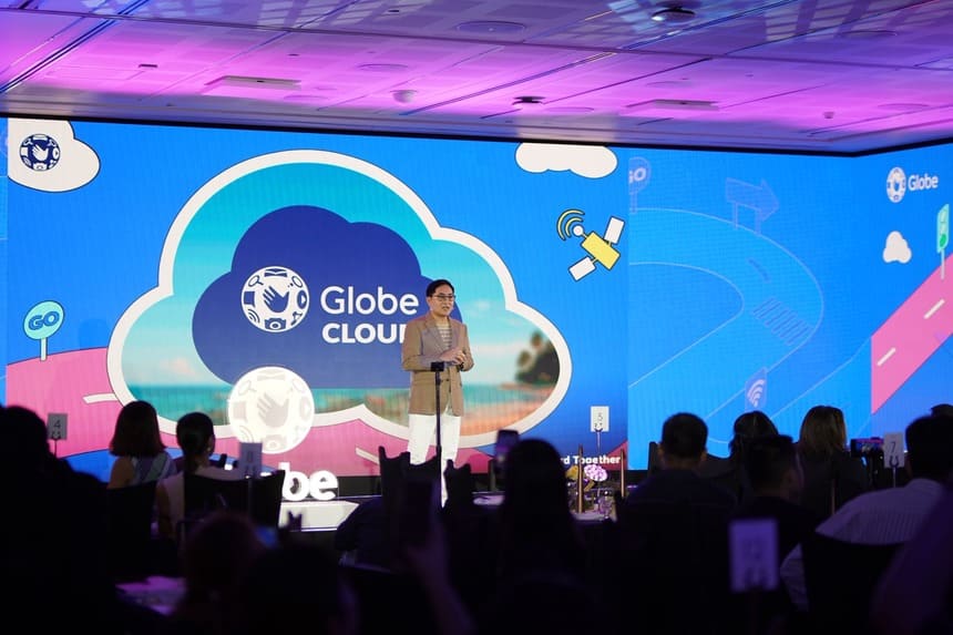 Darius Delgado, Chief Commercial Officer of Globe presenting Globe Cloud on stage.