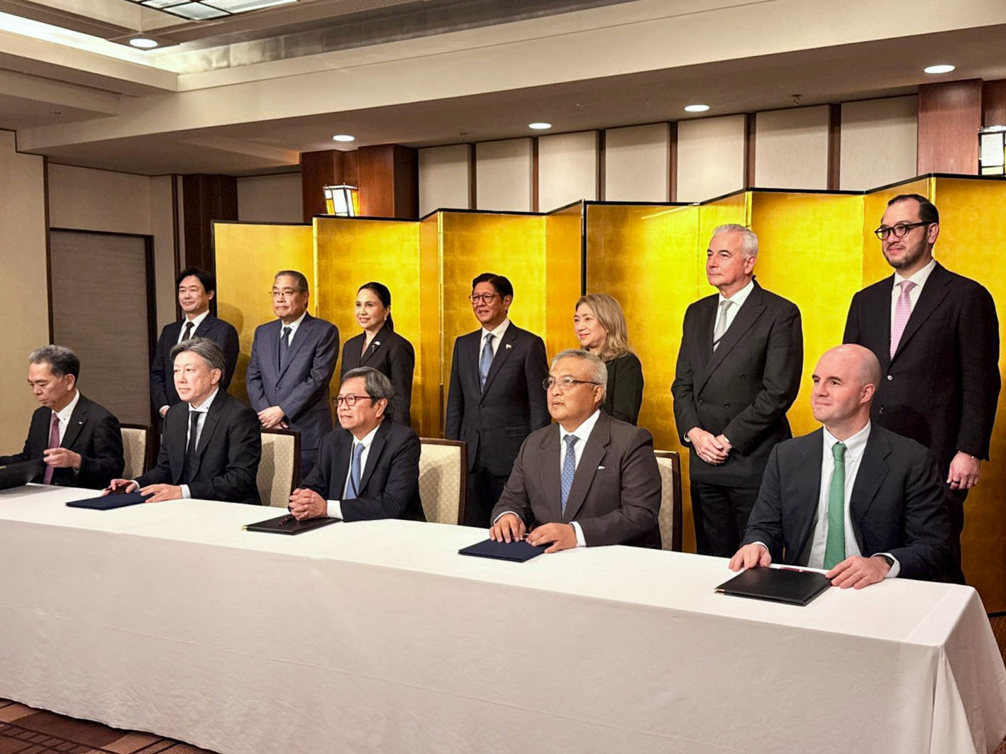 Government and industry leaders at Philippines Intelligent City MOU signing ceremony.