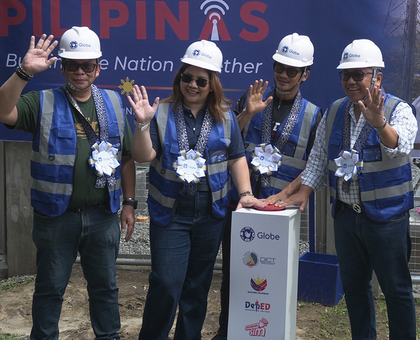 Globe, DICT, and local government officials lead the ceremonial activation of a new cell site in Pangasinan.