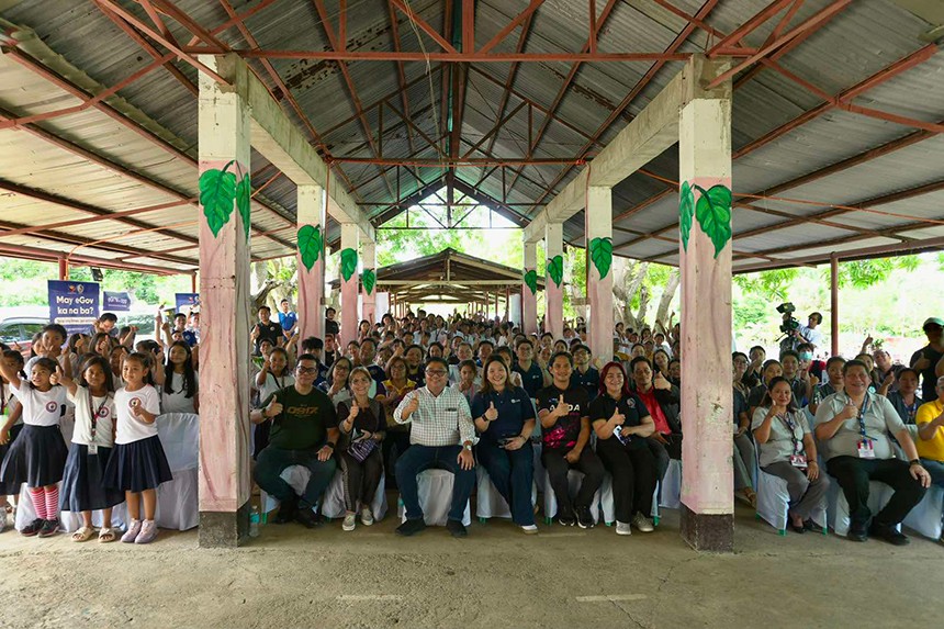 Globe and DICT officials celebrating the new connectivity tower with students and the local community in Pangasinan.
