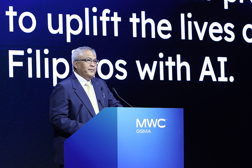 Globe CEO Carl Cruz presenting at Mobile World Congress (MWC) on AI innovation that aims to uplift the lives of Filipinos.
