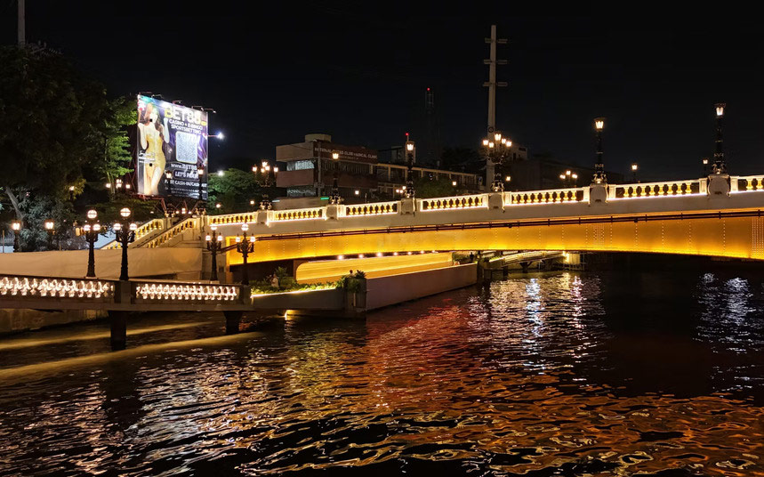 Illuminated Jones Bridge over the Pasig River at night.