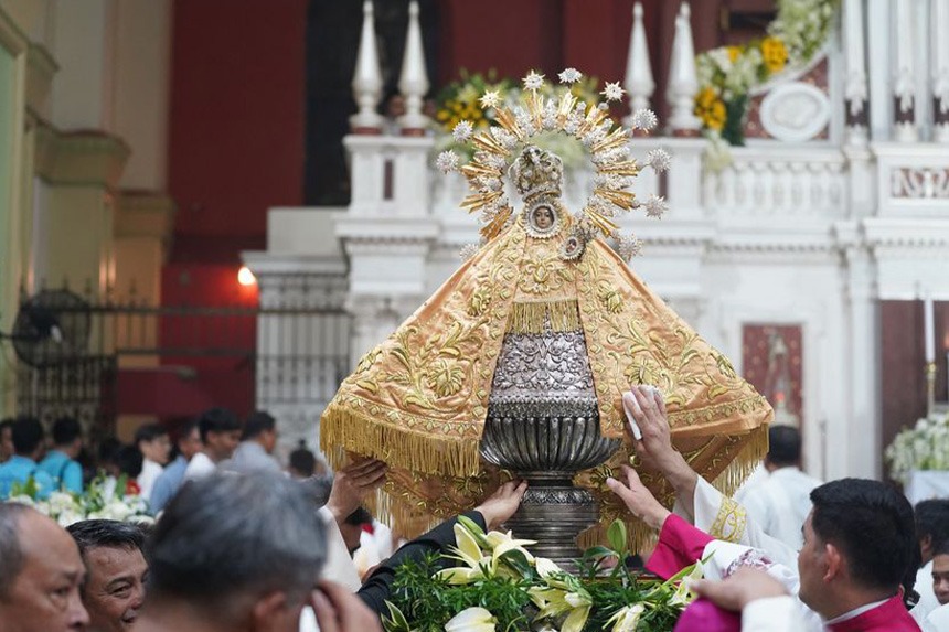 Our Lady of PeÃ±afrancia being carried back to its shrine in the Basilica.