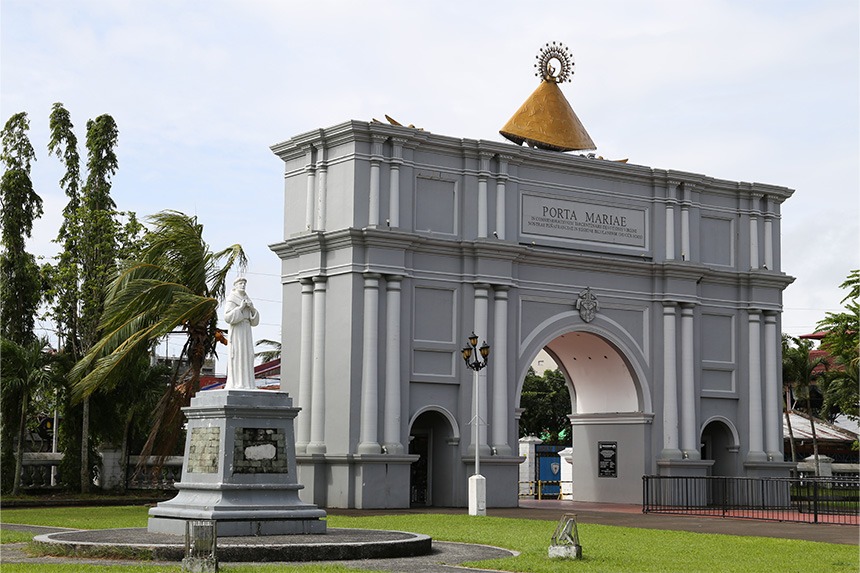 Photo of the Porta Mariae in Naga City.