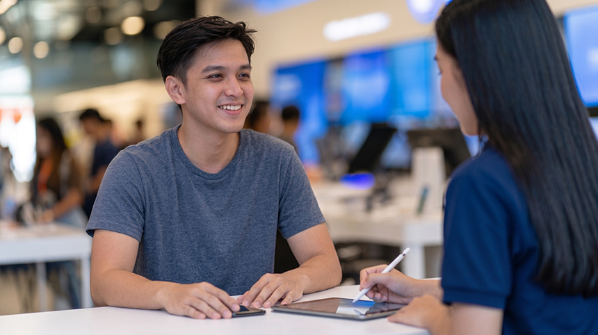 Customer speaking with a Globe representative at a Globe Store.