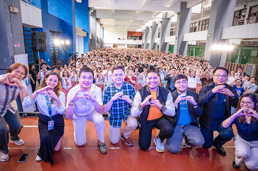 Globe, GMA, partners, and students pose with heart hand gestures at the GoSafe sa Cyberspace launch at Rizal High School.