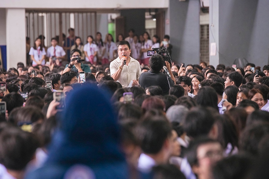GMA broadcast journalist Emil Sumangil speaks to a crowd of students during a dialogue on online risks.