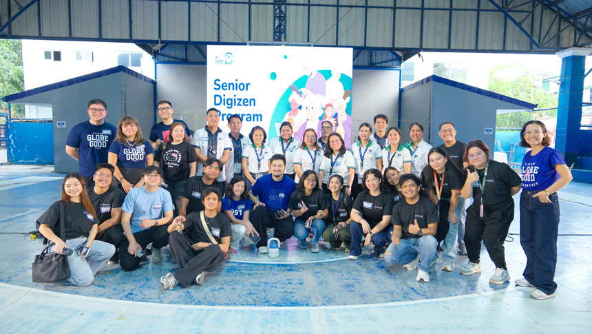 Globe and NHA teams pose at the Senior Digizen learning session in Disiplina Village, Valenzuela City.