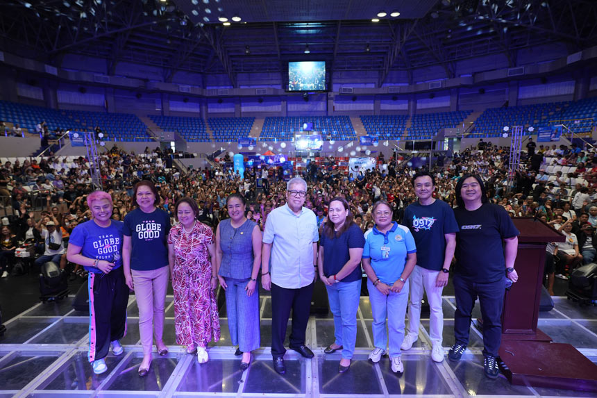 Globe and the Makati City LGU representatives during the Senior Digizen event.